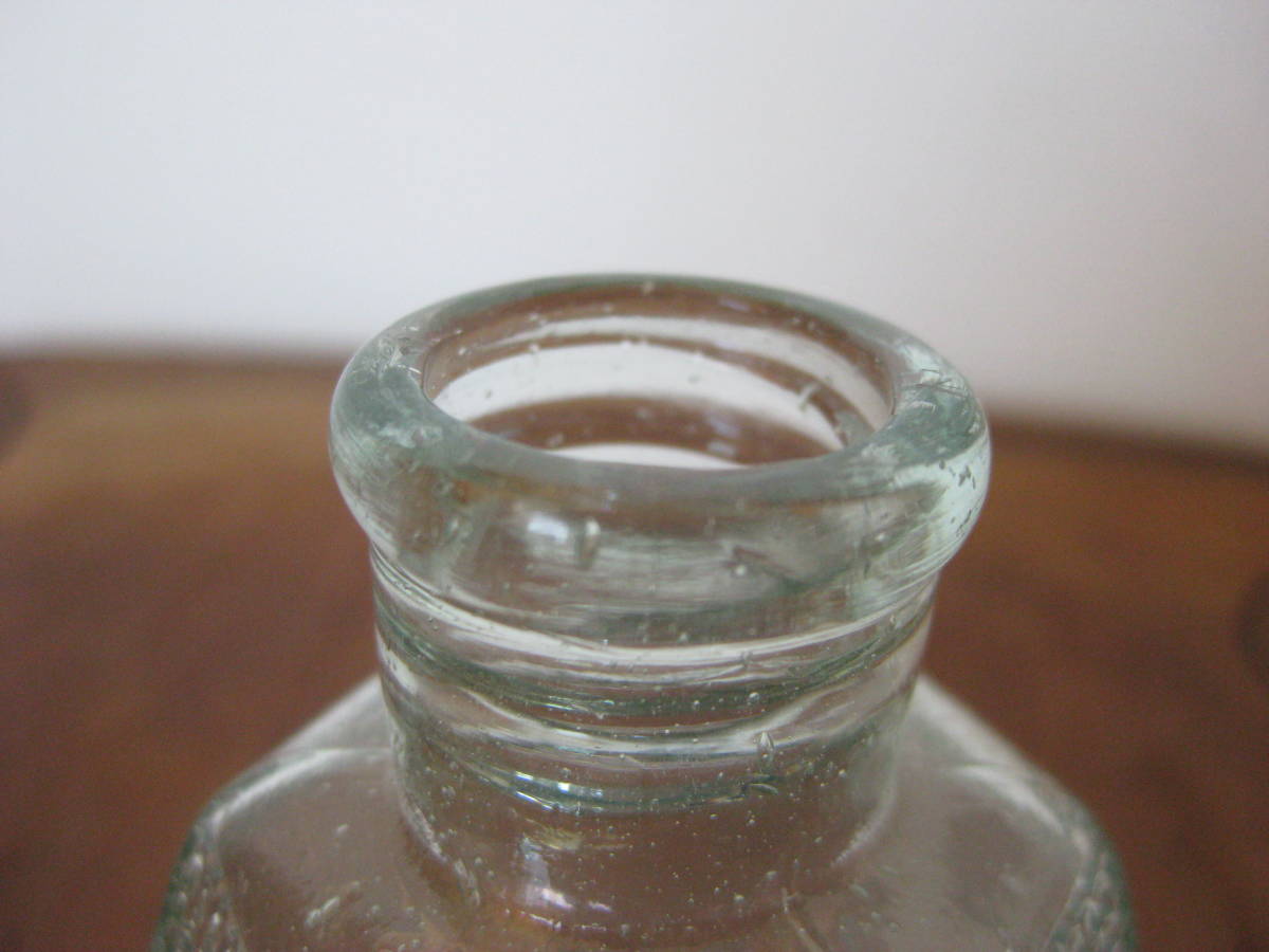 昔のガラスの醤油さし 薄い緑色　　/醤油瓶　和ガラス　型ガラス_画像6