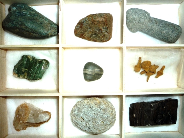 手作りのミニ標本「伊勢志摩地方産出の奇石と珍石」（９種類）_画像2．蓋を開けた標本の垂直アップです