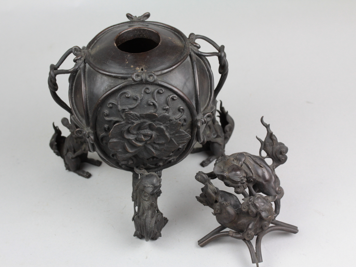 大香炉 銅製 在銘 手毬双獅子 獅子三足 古銅 ３０ｃｍ 茶道具 中国古玩