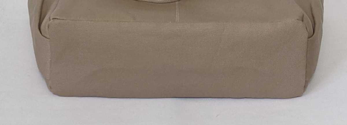 スモーキーベージュ色・帆布のサイドポケット付きトートバッグ・ハンドメイド