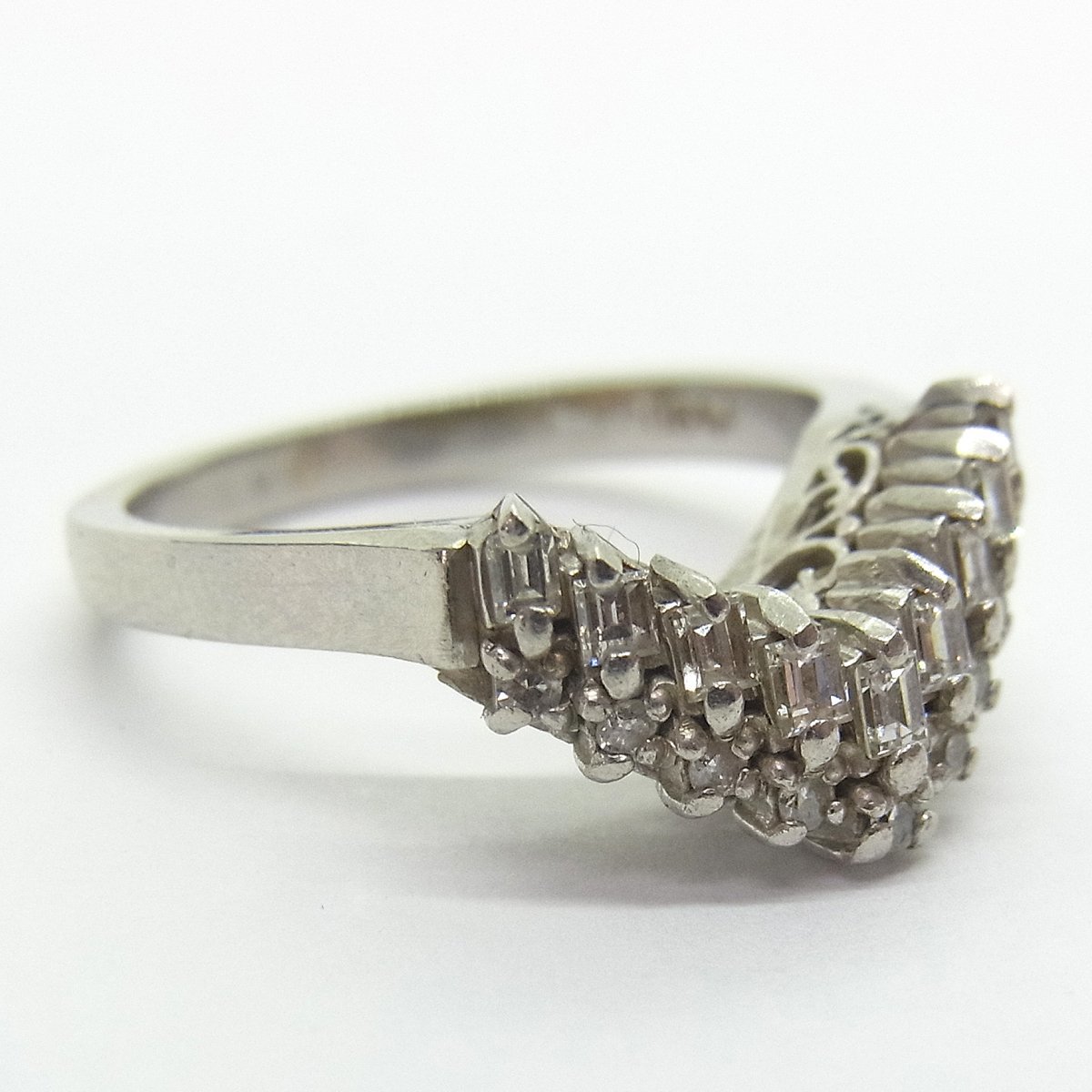 PT900 V字ダイヤモンドリング 0.25ct 約5.1g 9号 縦幅:約4.2mm