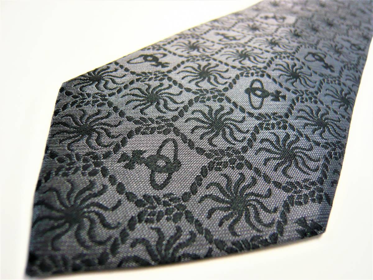 ヴィヴィアン　ネクタイ　8.5cm2A　新品タグ付き　専用ケース無し　ご自身用に　VIVIENNE WESTWOOD　ロゴ柄　グレー_シルク独特の上質な光沢感が美しいです