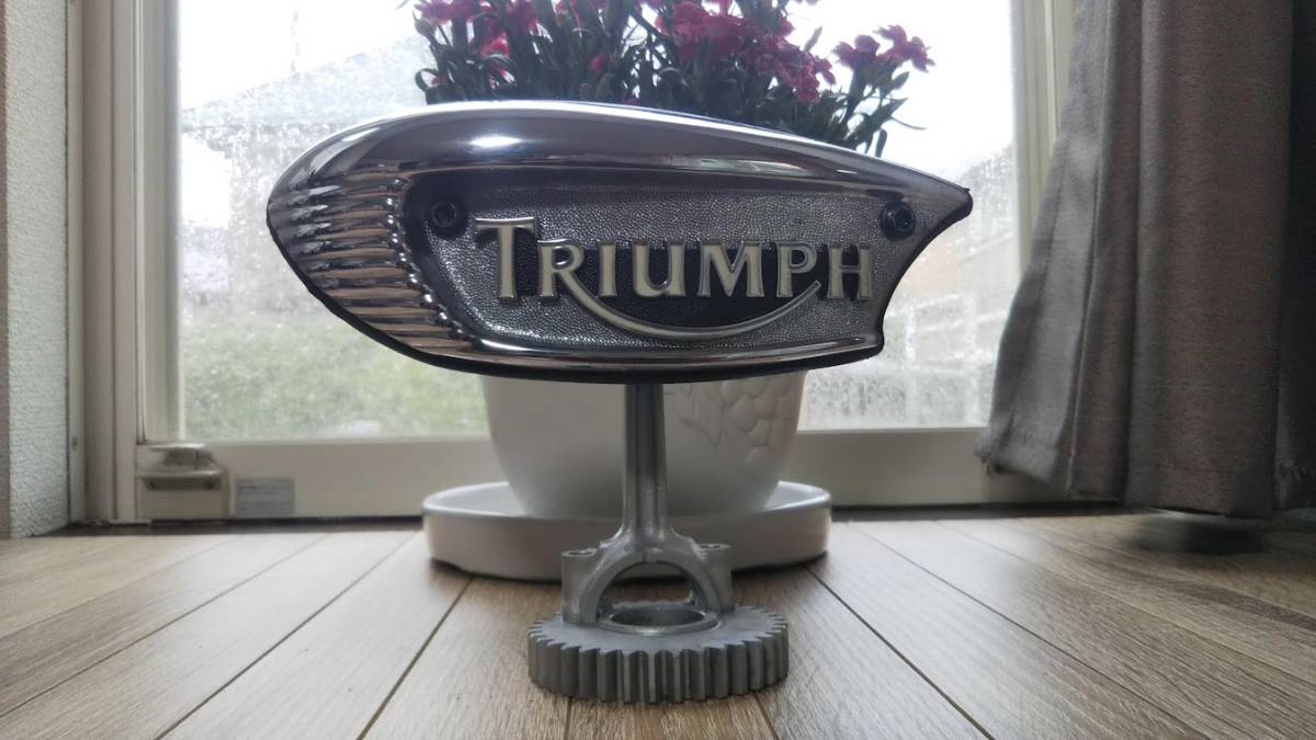 Triumph トライアンフ　タンクマークの置物