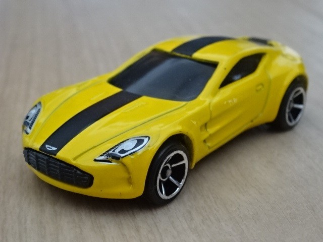 Hot WHeeLS ホットウィール アストンマーチン Aston Martin One-77 黄色 イエロー ミニカー ミニチュアカー_画像1