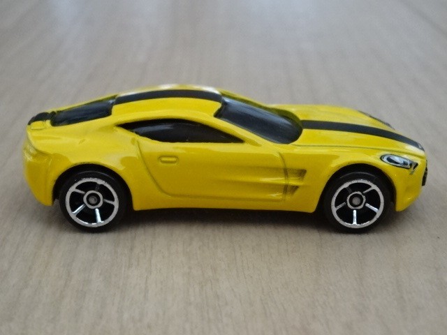 Hot WHeeLS ホットウィール アストンマーチン Aston Martin One-77 黄色 イエロー ミニカー ミニチュアカー_画像6