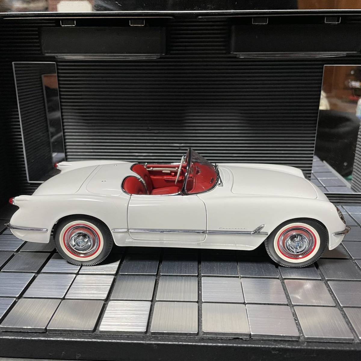 激レア!未展示品 オートアート1/18 シボレーコルベット1986 レッド