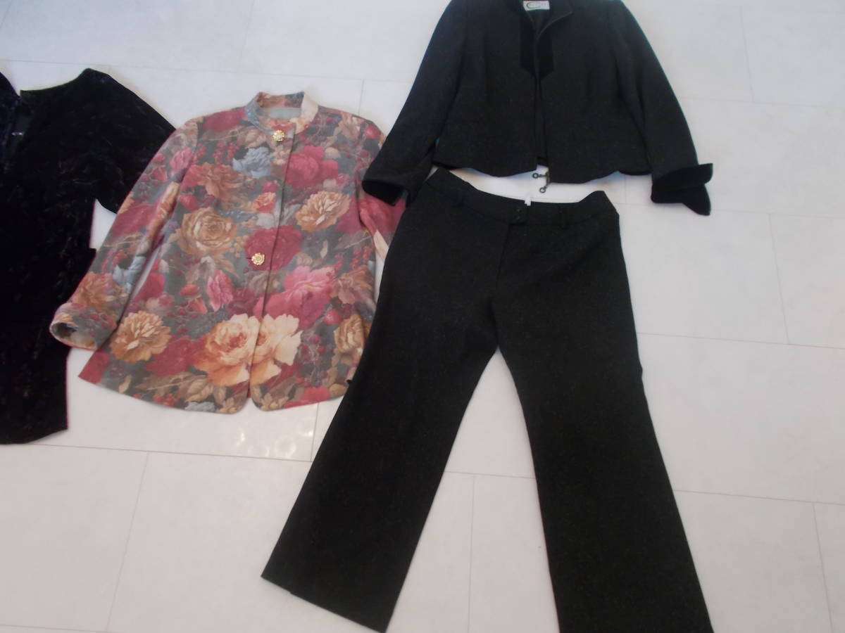 CARVENのブラックカラーのパンツスーツ・花柄のジャケットなどの３点セット、サイズは１１号ぐらい_画像2