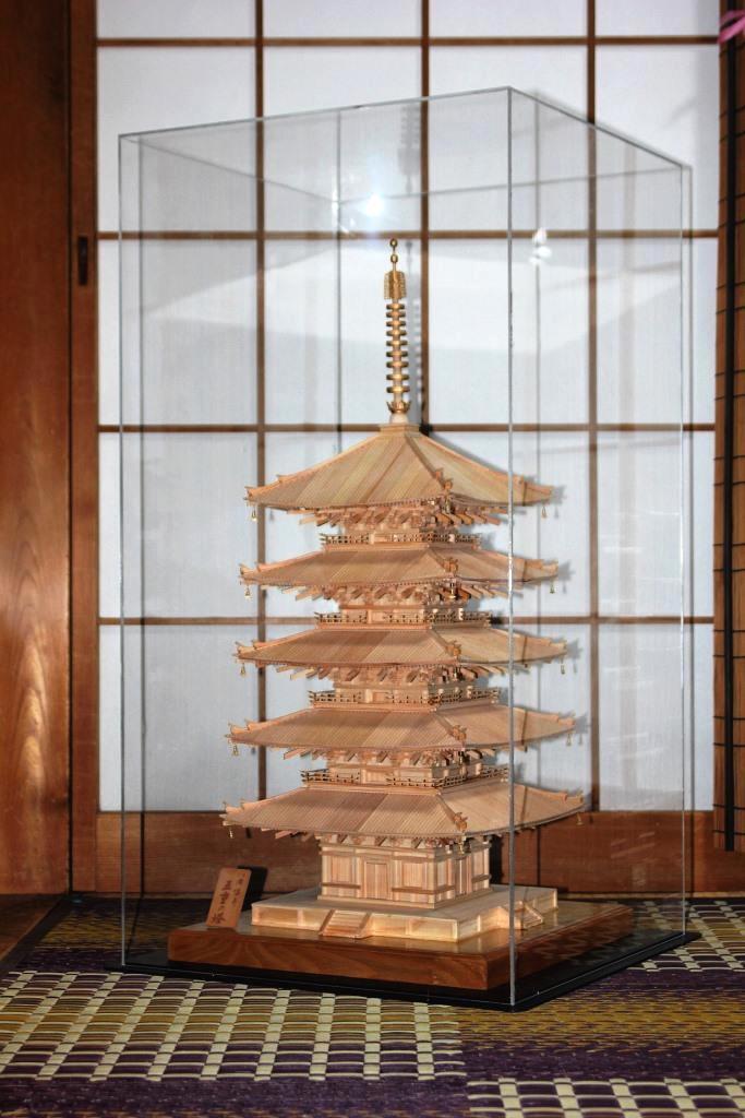 ウッディージョー　1/75　木製建築模型　興福寺五重塔 組立完成品　アクリルケース付き　〔手渡しが条件〕のサムネイル