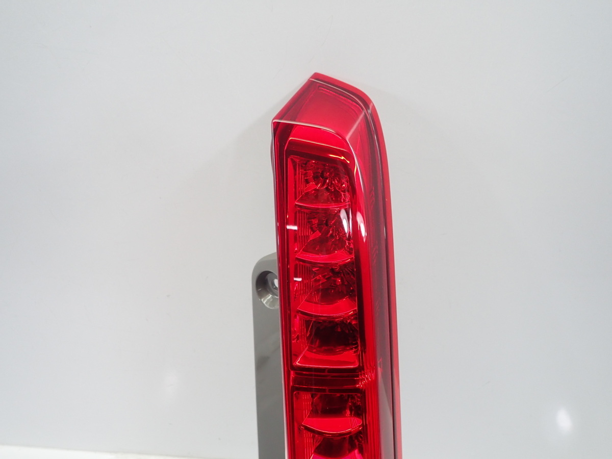 219857/C212　美品　再生済み　アイシス　ZGM10G　前期　LED　テールライト　右　右側　コイト　44-70　81580-44232　上側のみ_画像4