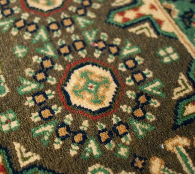 送料無料 ラグ マット 絨毯 手織り絨毯 手織りのインド絨毯(約185cm x 約128cm) 玄関マット 手編み絨毯_画像6