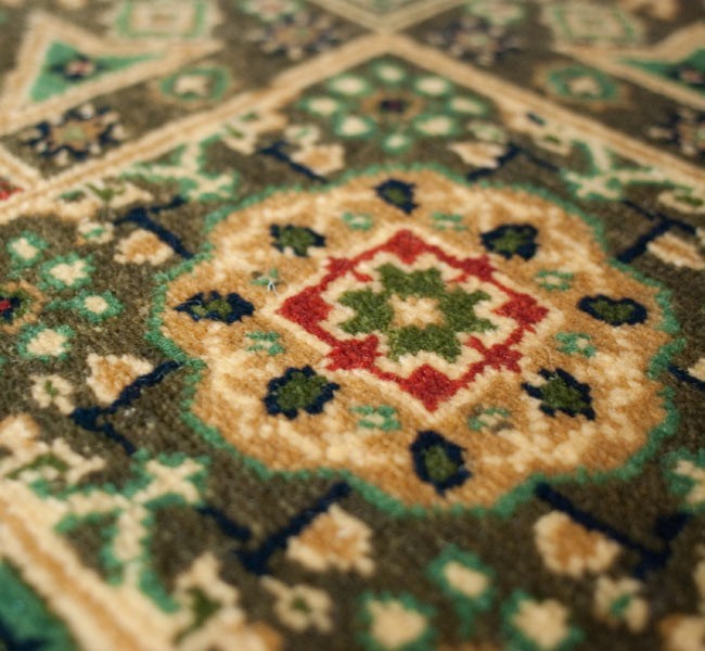 送料無料 ラグ マット 絨毯 手織り絨毯 手織りのインド絨毯(約185cm x 約128cm) 玄関マット 手編み絨毯_画像5