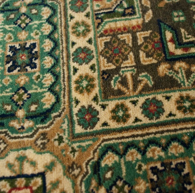 送料無料 ラグ マット 絨毯 手織り絨毯 手織りのインド絨毯(約185cm x 約128cm) 玄関マット 手編み絨毯_画像7