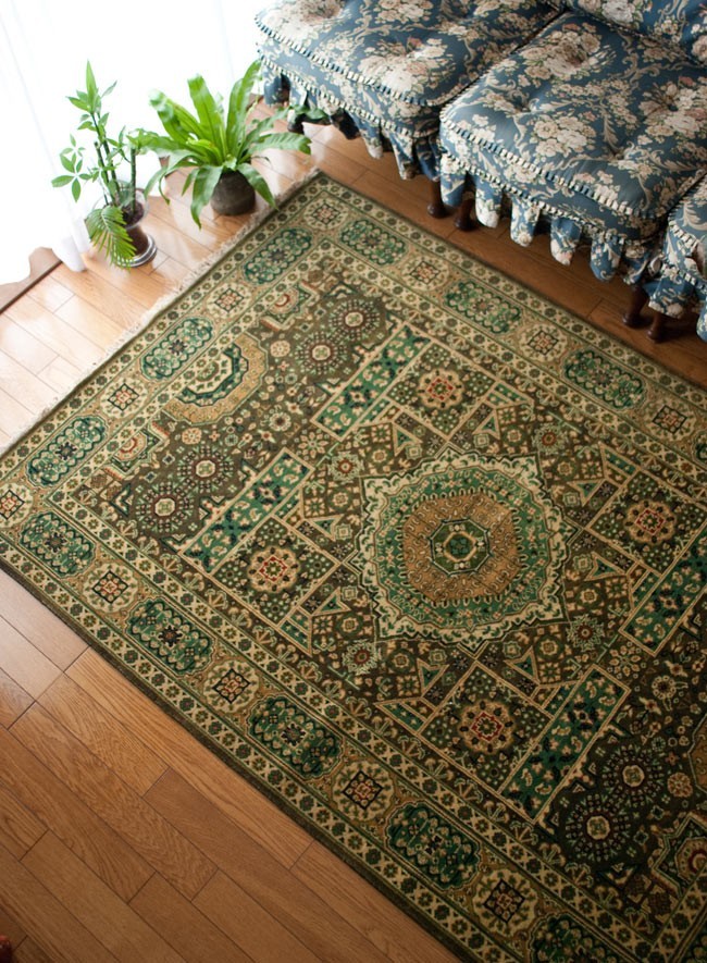 送料無料 ラグ マット 絨毯 手織り絨毯 手織りのインド絨毯(約185cm x 約128cm) 玄関マット 手編み絨毯_画像2