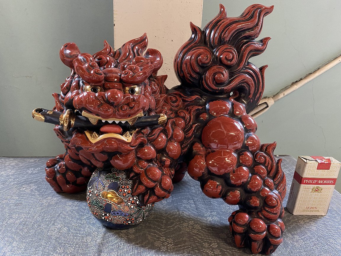 九谷焼 八幡窯 須栄義 玉獅子 赤獅子 金彩色盛絵▽陶器置物 縁起物