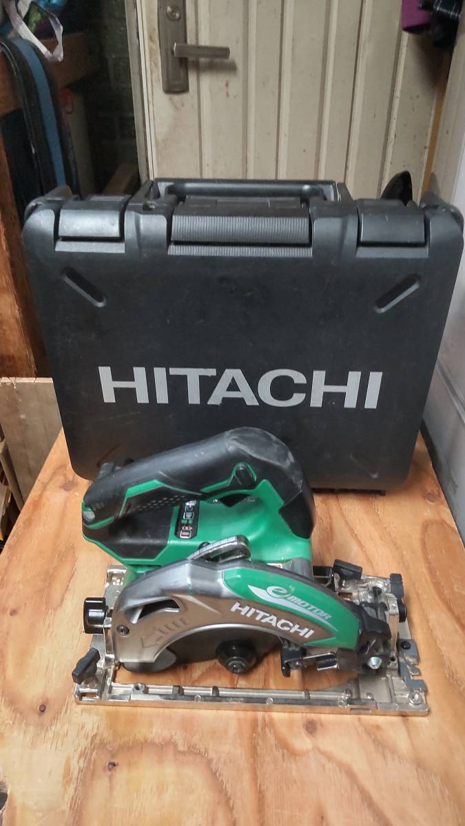 HITACHIの充電式インパクトドライバーと充電式丸鋸とランタンのセット
