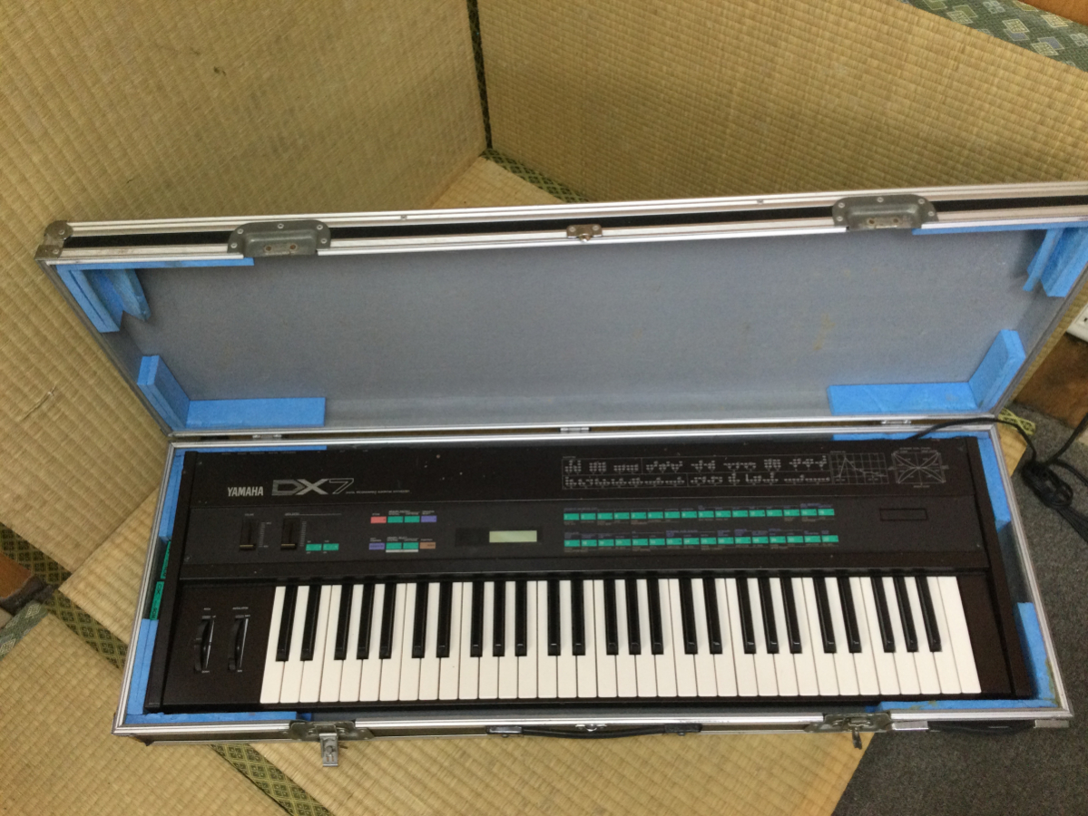 YAMAHA シンセサイザー DX7 ハードケース付 - 器材