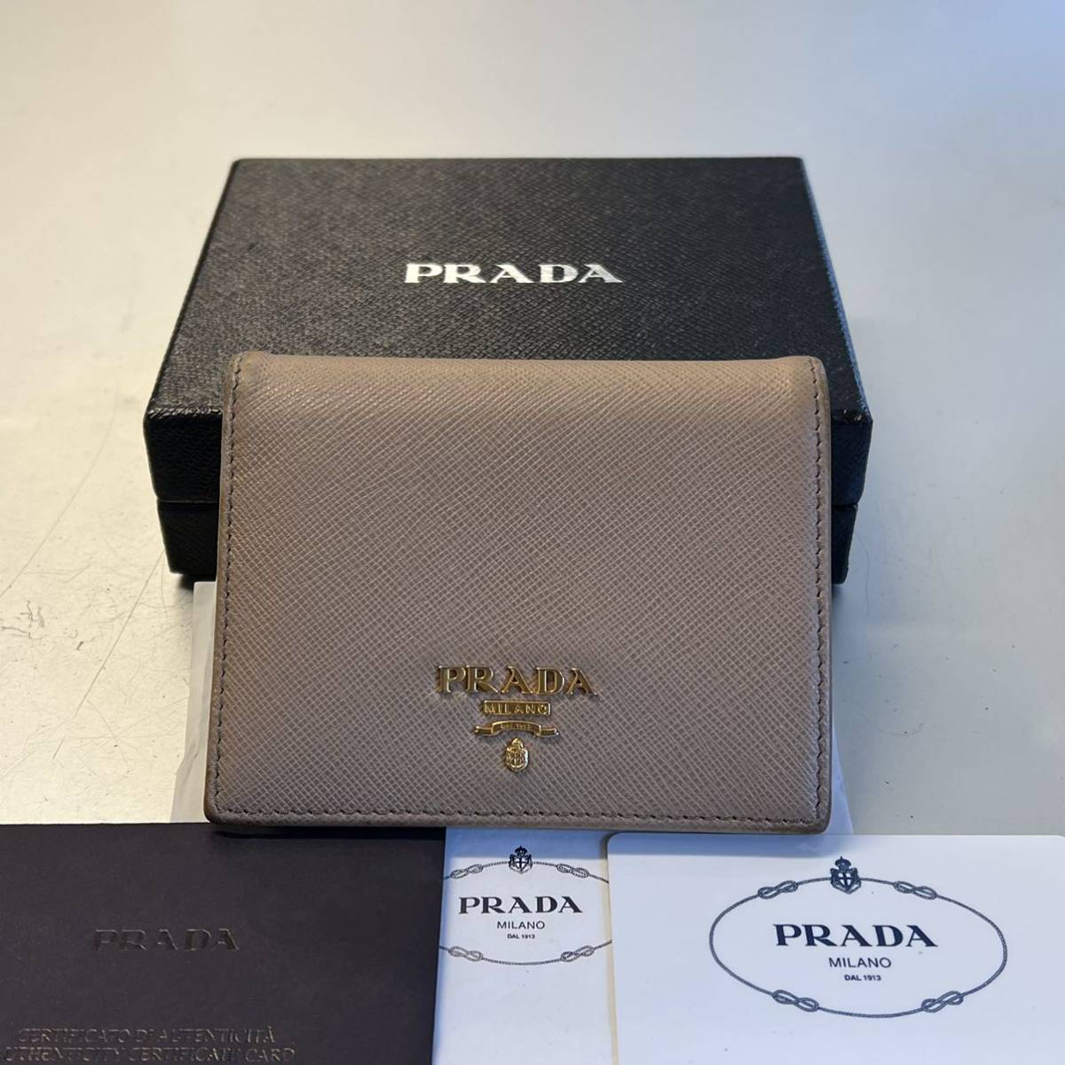 NEW限定品】 PRADA プラダ 二つ折り財布 サフィアーノレザー ライト