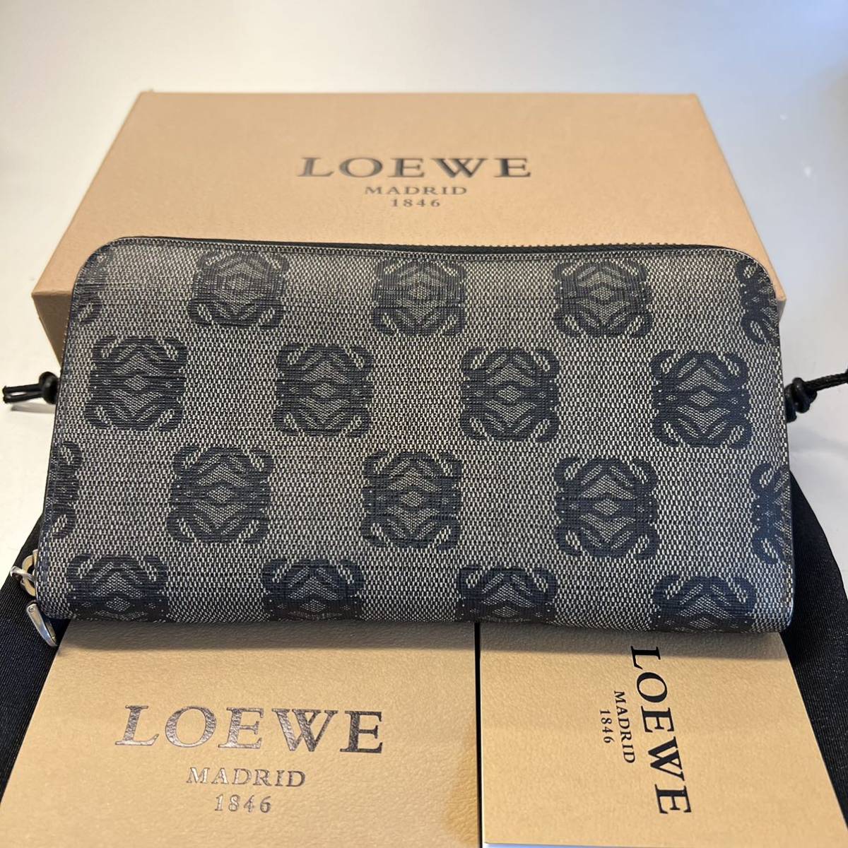新品同様! ロエベ LOEWE 財布 長財布 アナグラム ラウンドファスナー