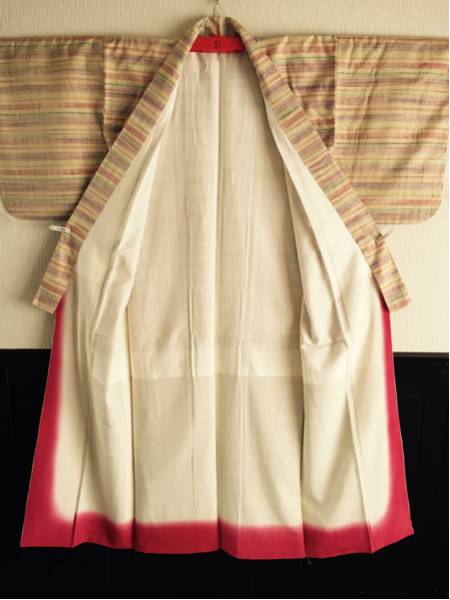 【紬の着物】正絹 袷 身丈156cm 黄辛子色がベース 赤 紫 緑のライン 躾けあり_画像2
