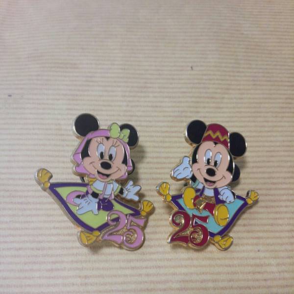  not for sale Disney pin badge 2 kind ( Mickey * minnie ) postage Y120
