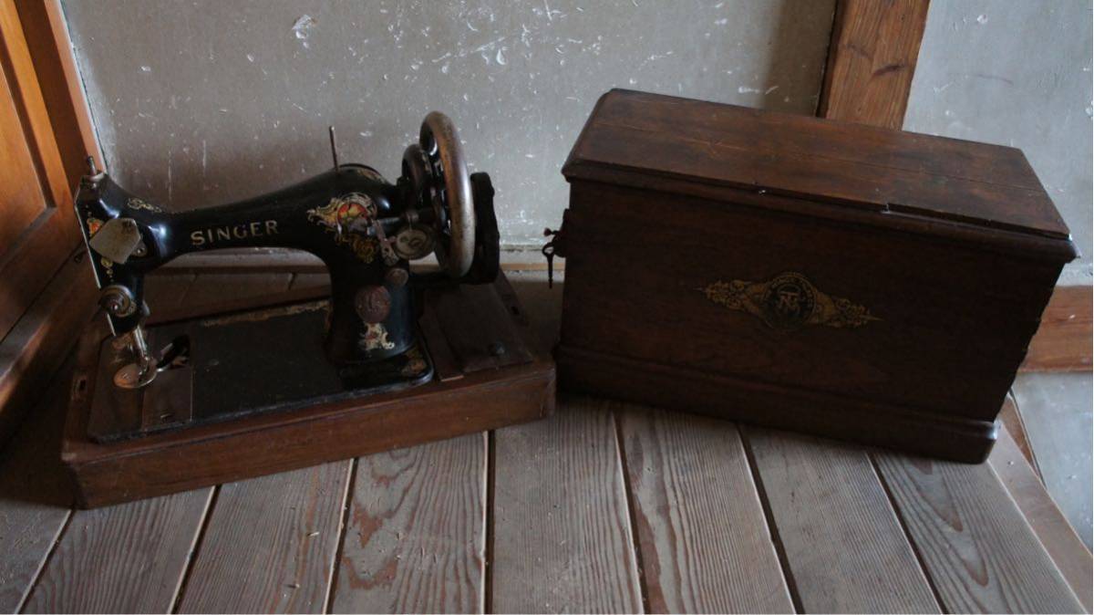 100 year front SINGER box attaching singer sewing machine manual sewing machine antique antique sewing machine Showa Retro retro hand turning 