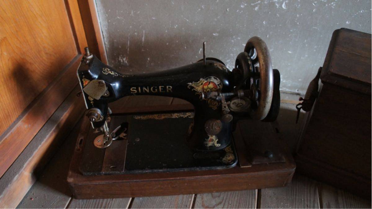 100 year front SINGER box attaching singer sewing machine manual sewing machine antique antique sewing machine Showa Retro retro hand turning 