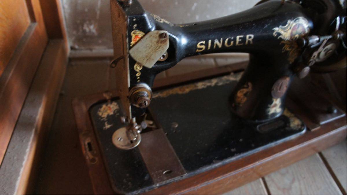 100 year front SINGER box attaching singer sewing machine manual sewing machine antique antique sewing machine Showa Retro retro hand turning 