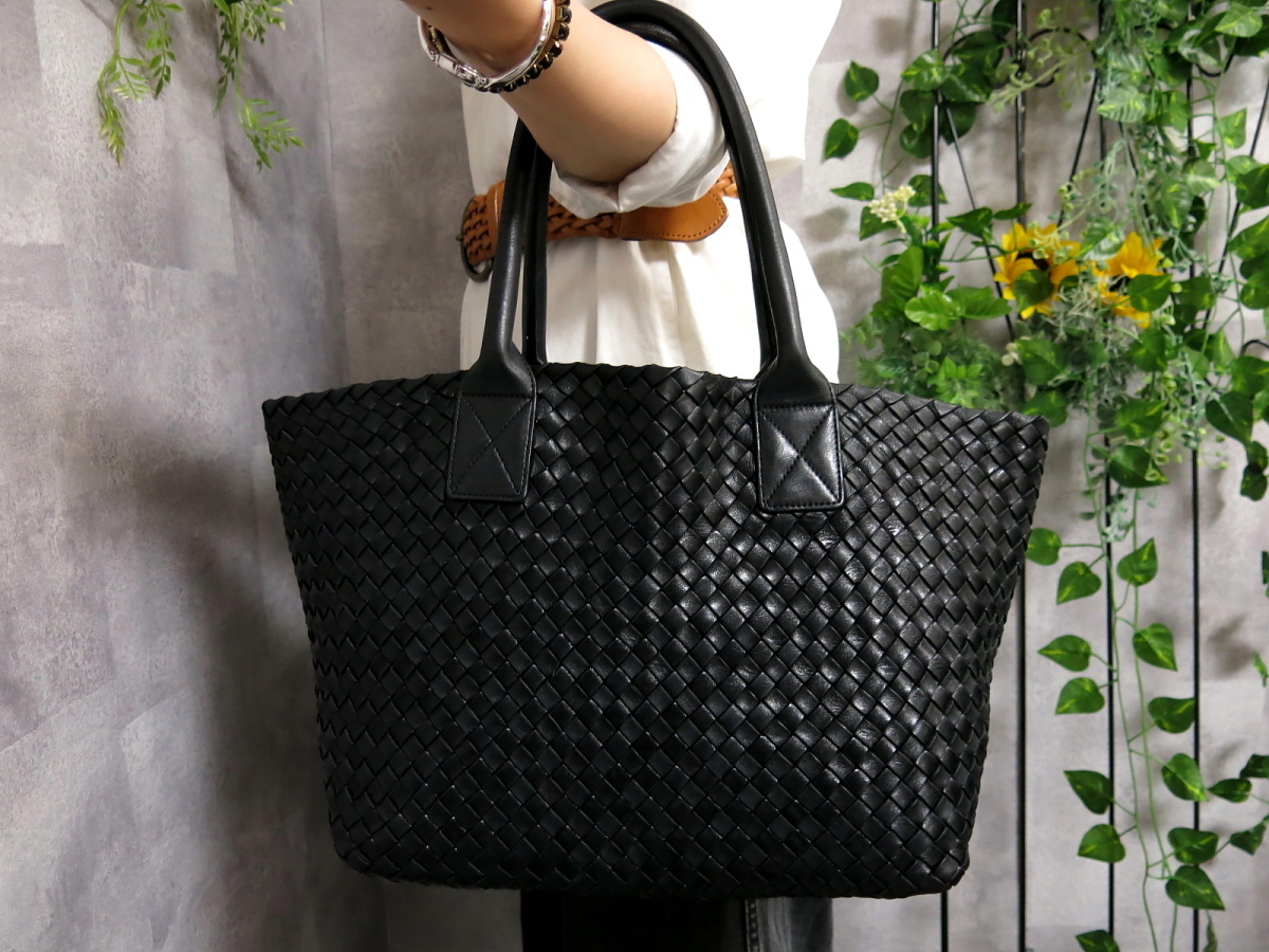 ●超美品●BOTTEGA VENETA ボッテガ ヴェネタ●カバ●イントレチャート●カーフ レザー 本革●トート バッグ●黒●肩掛け●A4 書類●27335_画像1