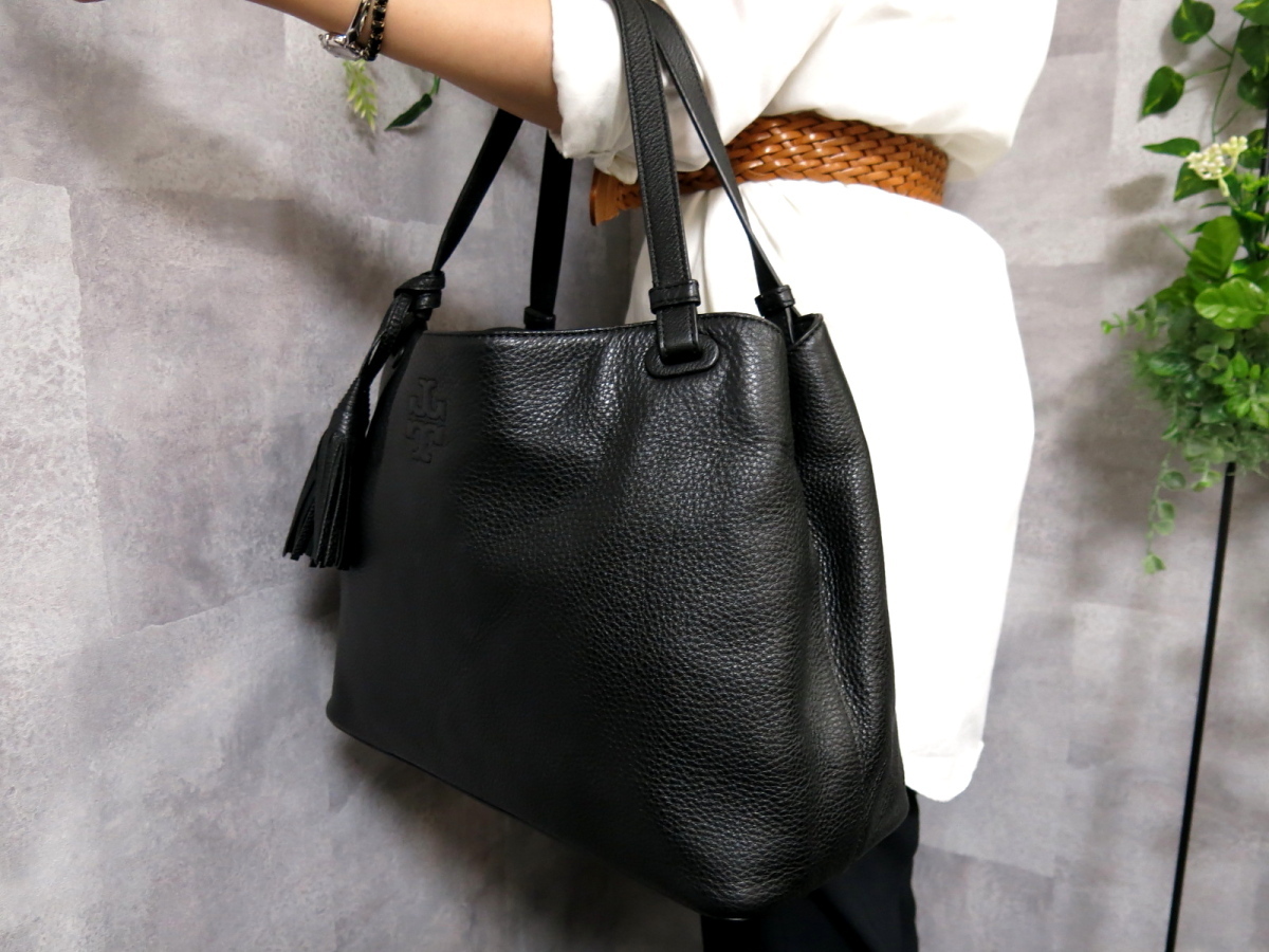 未使用 TORY BURCH トリーバーチ ティア カーフ レザー 本革 タッセルチャーム トート バッグ 黒 肩掛け A4 収納 かばん Js27382