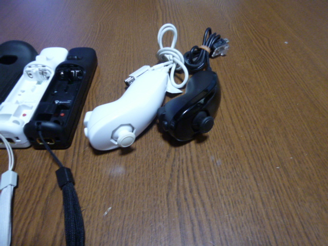 RSJN024【送料無料 動作確認済】Wii リモコン ヌンチャク ストラップ ジャケット 2個セット ホワイト ブラック 白 黒　リモコンカバー