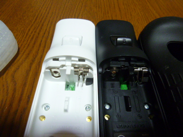 RSJN077【即日発送　送料無料】Wii リモコン　ジャケット ストラップ 　ヌンチャク　2個セット　ブラック　ホワイト（動作良好)白 黒