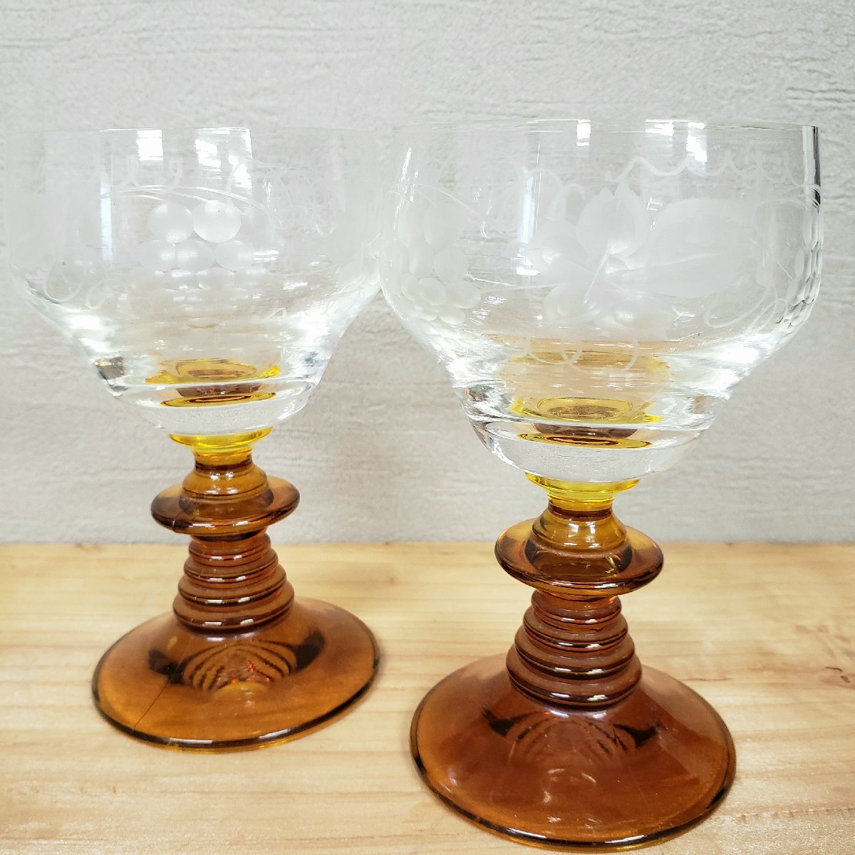  wine glass pair re-ma- glass amber honey color grape pattern glass sculpture antique retro Germany made? height 11.8cm [60a311]