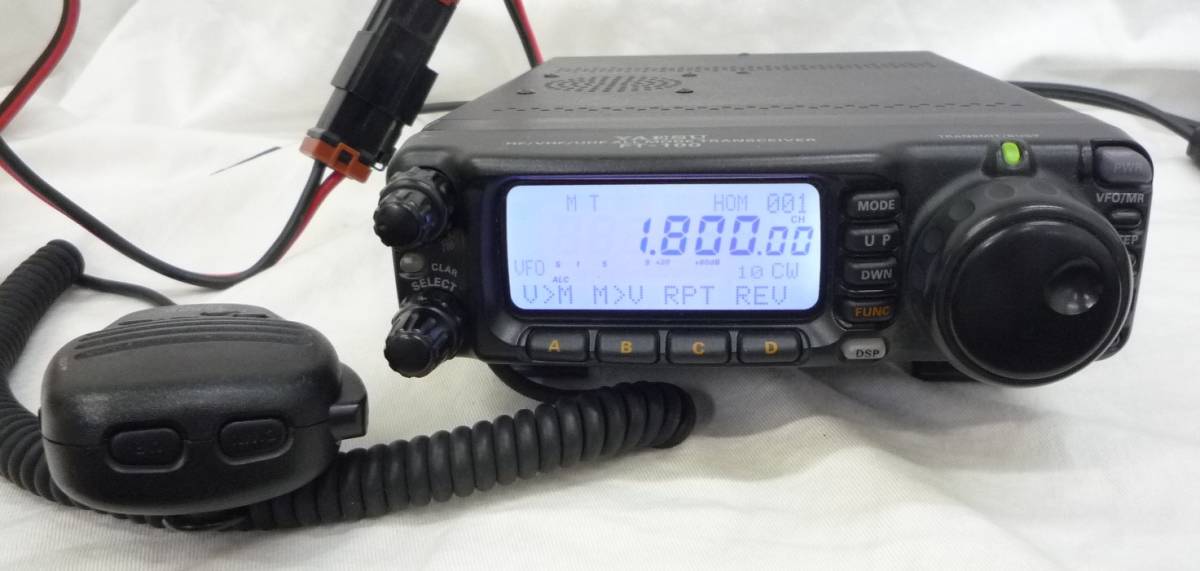 【中古動作品(現状品)】★YAESU ヤエスFT-100 HF/50/144/430MHZ帯　オールモード無線機　ハンドマイク　DCコード　取扱説明書(コピー版)付_画像2