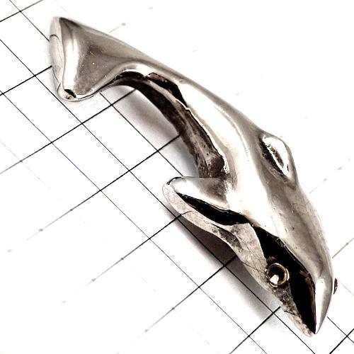 ピンバッジ・銀色のイルカ魚ドルフィン一頭◆フランス限定ピンズ◆レアなヴィンテージものピンバッチ_画像3