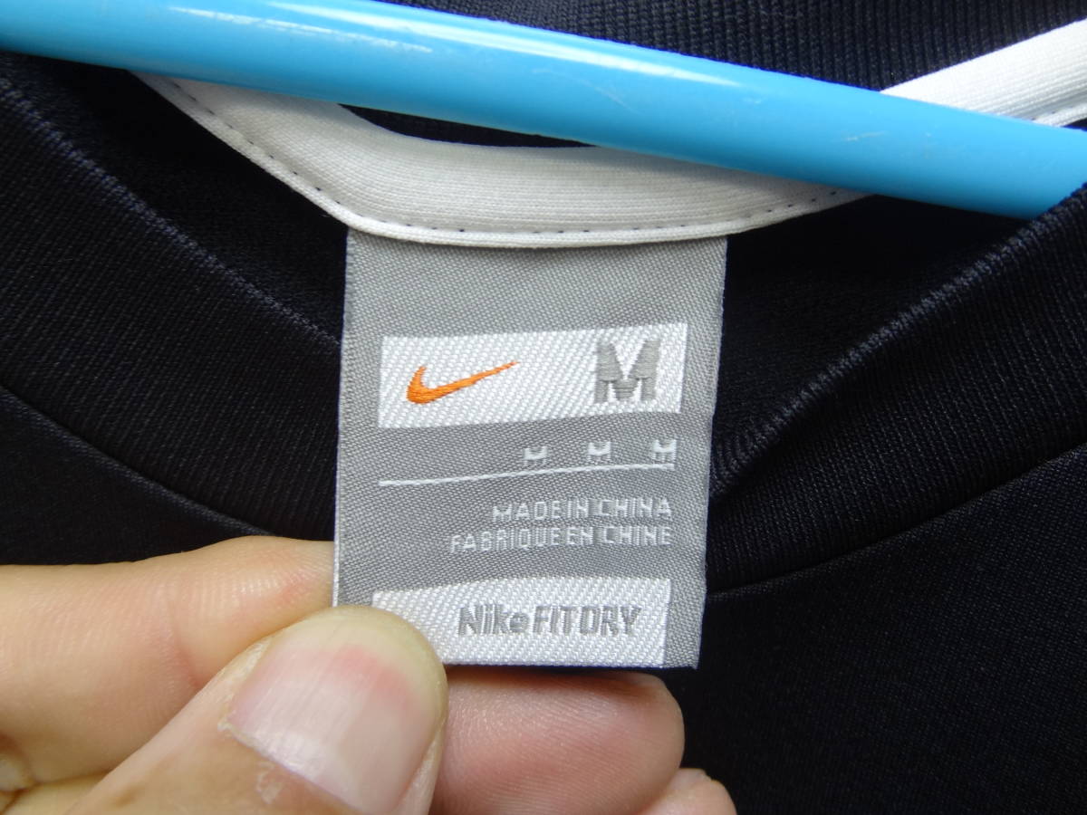 全国送料無料 ナイキ NIKE DRI-FIT メンズ 黒X白色 ポリエステル100%素材 サッカー等スポーツ半袖 ゲームTシャツ Mサイズ_画像2