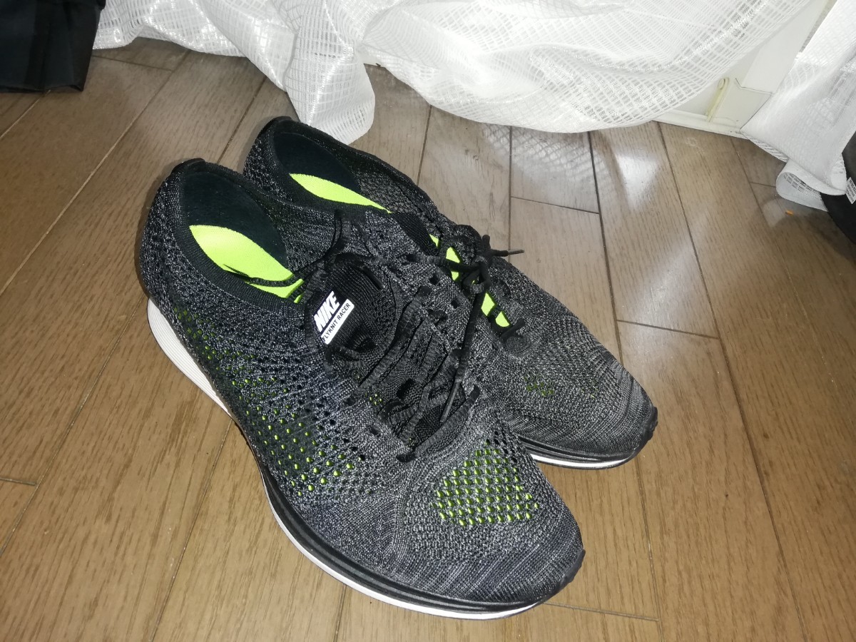 NIKE ランニングシューズ フライニットレーサー  526628-005 28cm USED