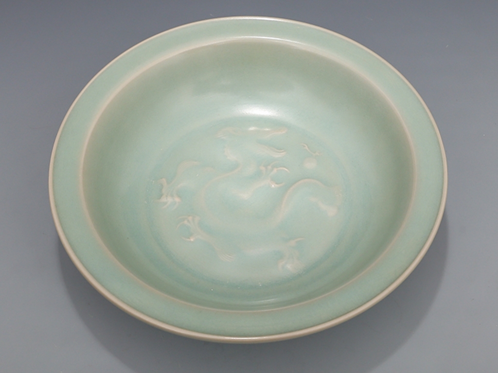 バーゲンで ■南宋 龍泉窯 直径21.7cm 折沿皿■高さ6cm 刻蓮瓣祥龍紋 粉青釉 宋 バーゲンで ■南宋 龍泉窯 直径21.7cm 折沿皿■高さ6cm 刻蓮瓣祥龍紋 粉青釉 宋