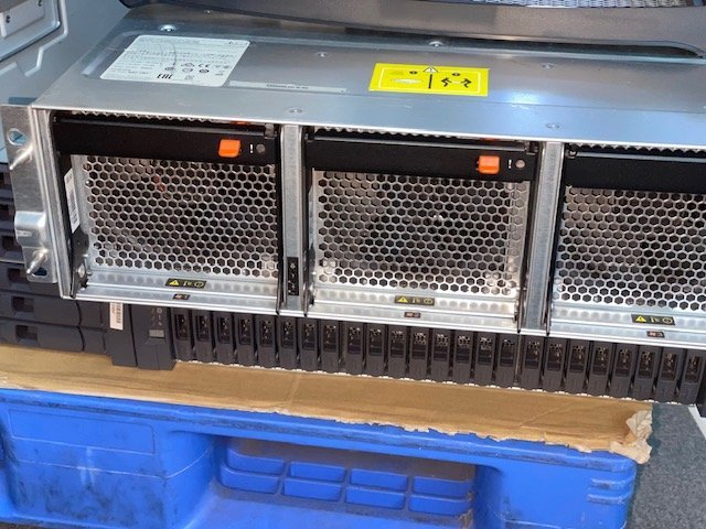 * NetApp FAS8020 System Storage Array 2*111-01099+E0 (F01075)