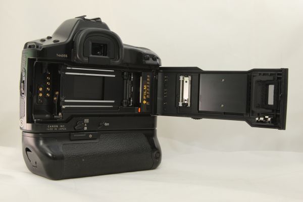 【美品】 Canon キヤノン EOS-1N RS ブラック フィルムカメラ オートフォーカス S/N144055 (W12915-4)_画像6
