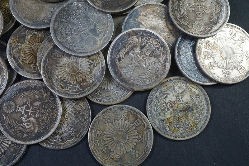 385)日本貨幣 小型50銭銀貨100枚まとめて 総量目約491g 鳳凰50銭銀貨