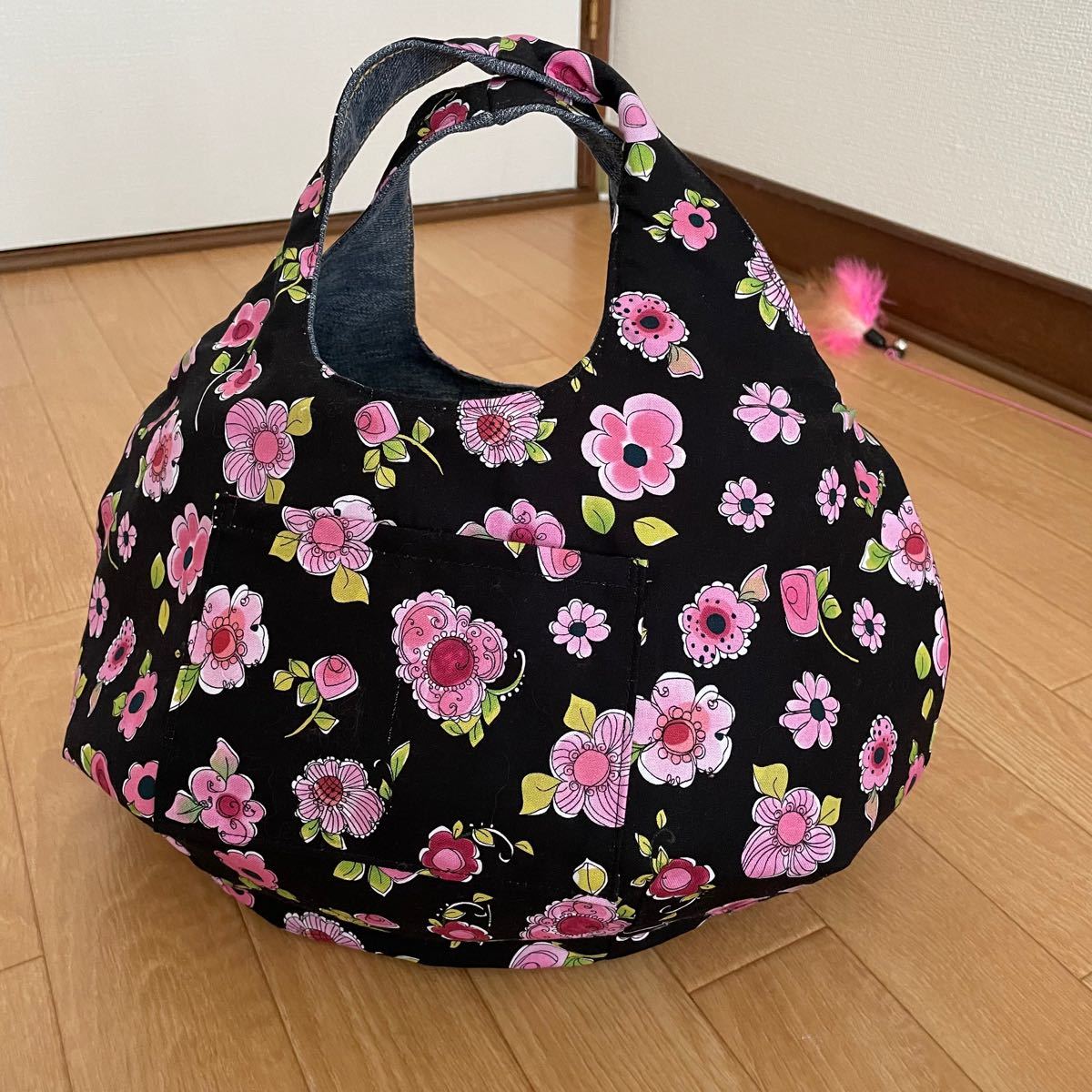 ハンドメイド　ロラライハリス　リバーシブル　デニムリメイク　ころりんバッグ　刺繍