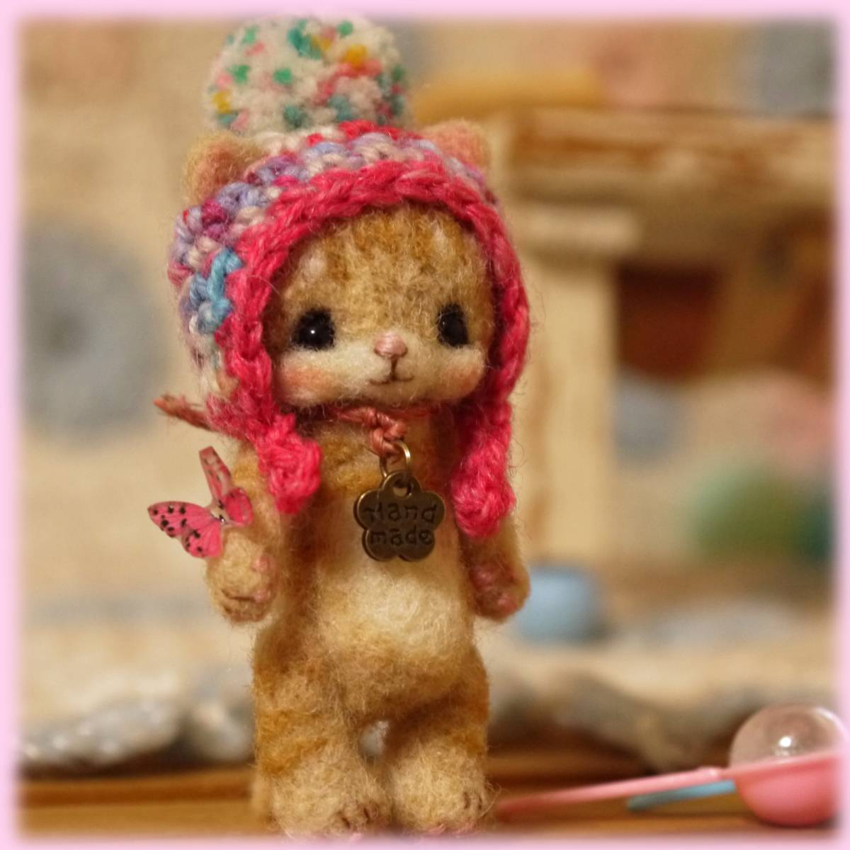 ハンドメイド...**トラ猫ちゃん&ポンポンニット帽&蝶&おもちゃ