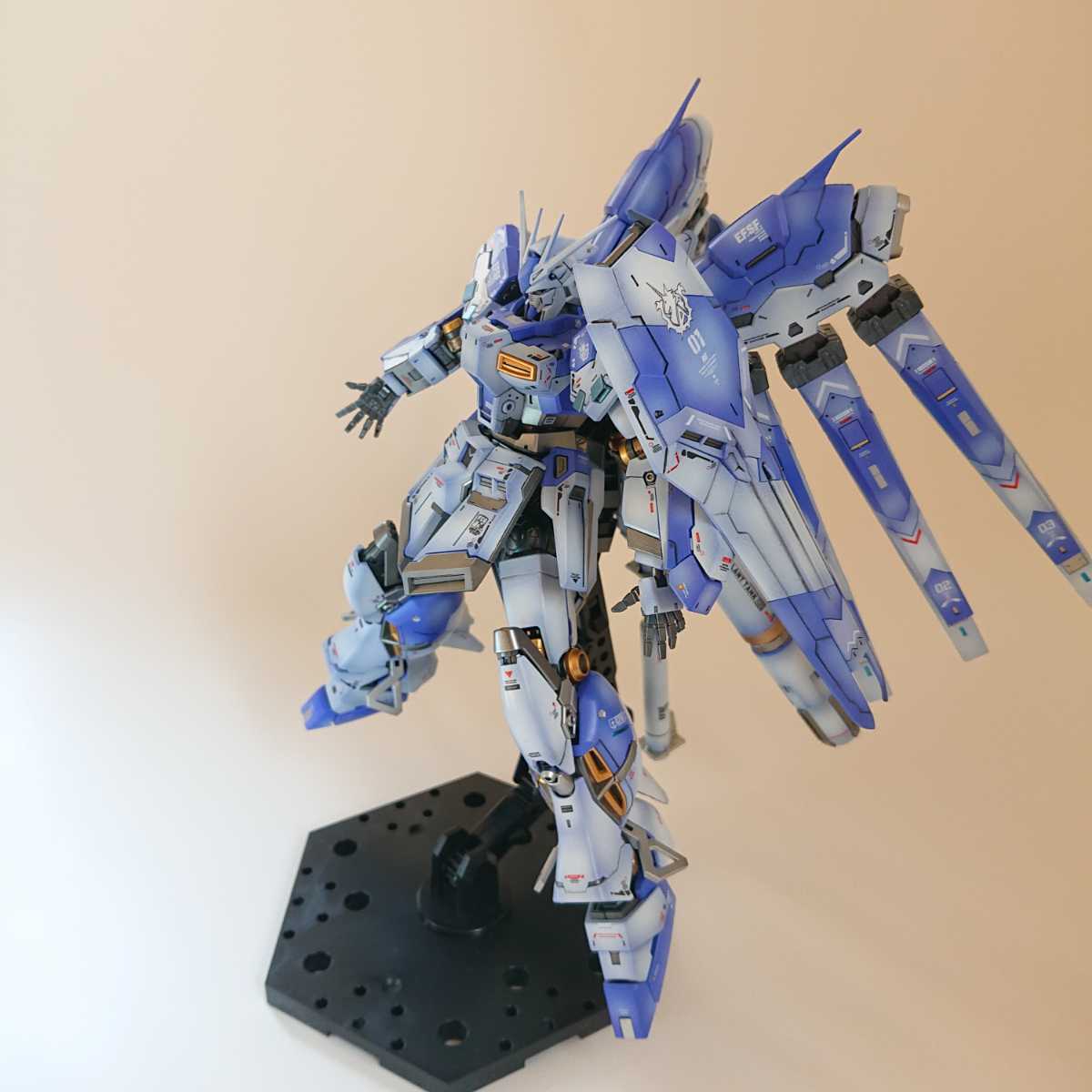 RG Hi-νガンダム 全塗装完成品 - プラモデル