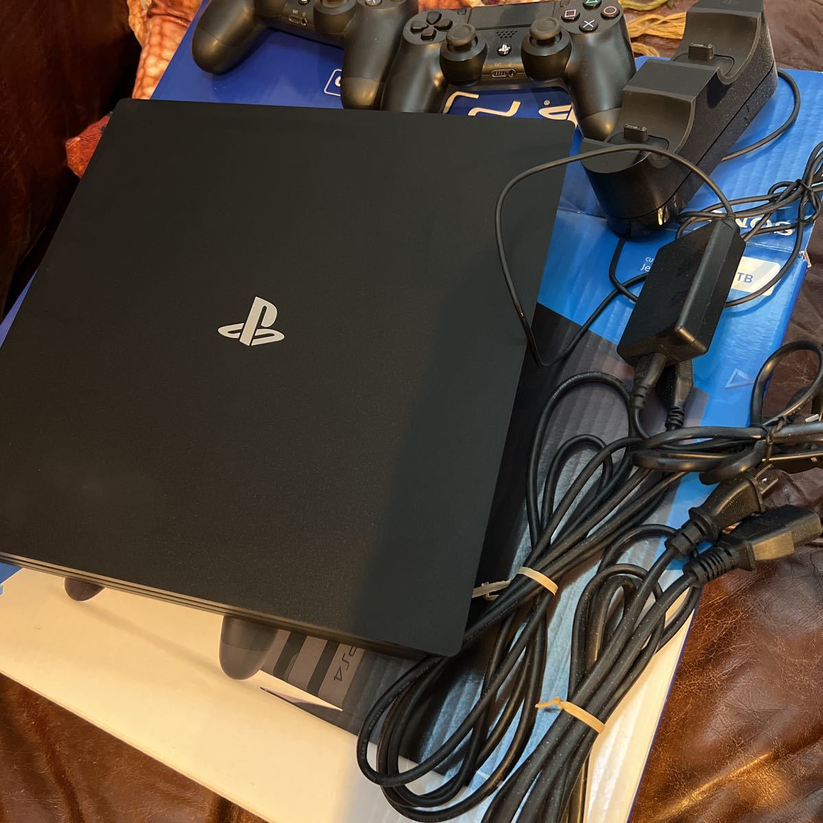 PlayStation4 Pro 1TB (CUH-7000B B01)パッド2個とドッグ付き_画像1