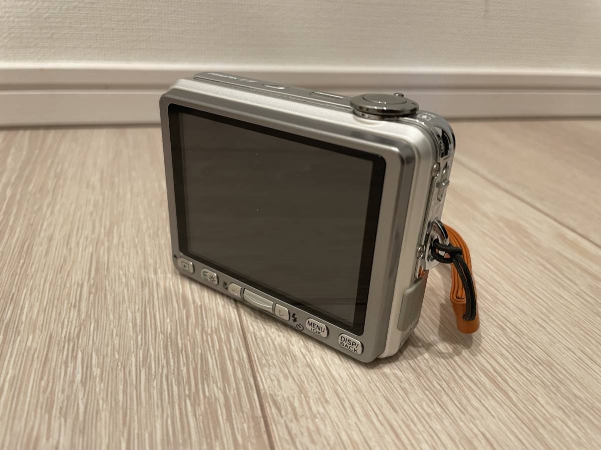 フジフイルム デジタルカメラ「FinePix V10」ISO1600 オレンジ