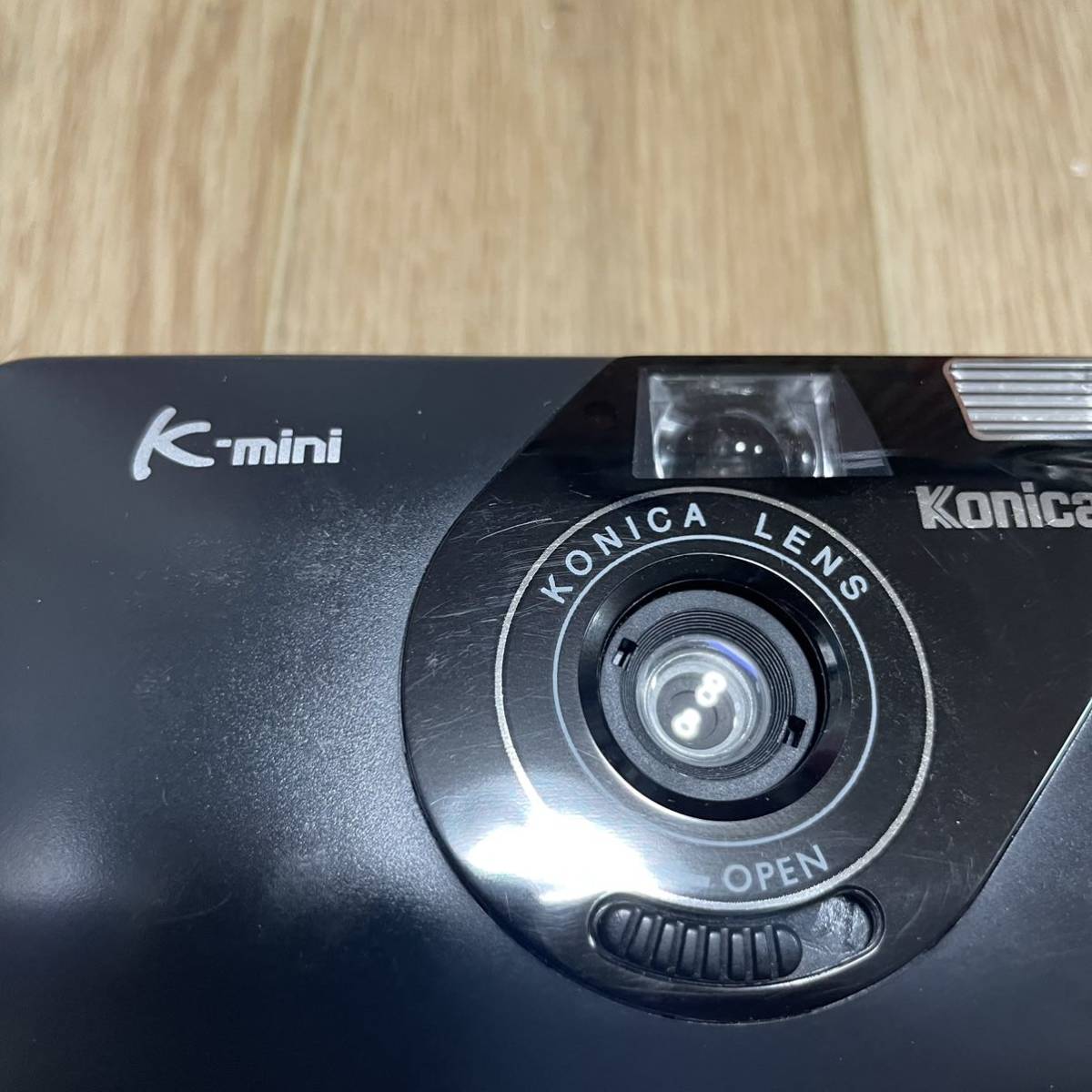 動作品 コニカ KONICA K-mini ミニ コンパクトフィルム カメラ 35mm レンズ フラッシュ 日付 ケース 付き 軽量 小型 シンプル 持運び_画像6