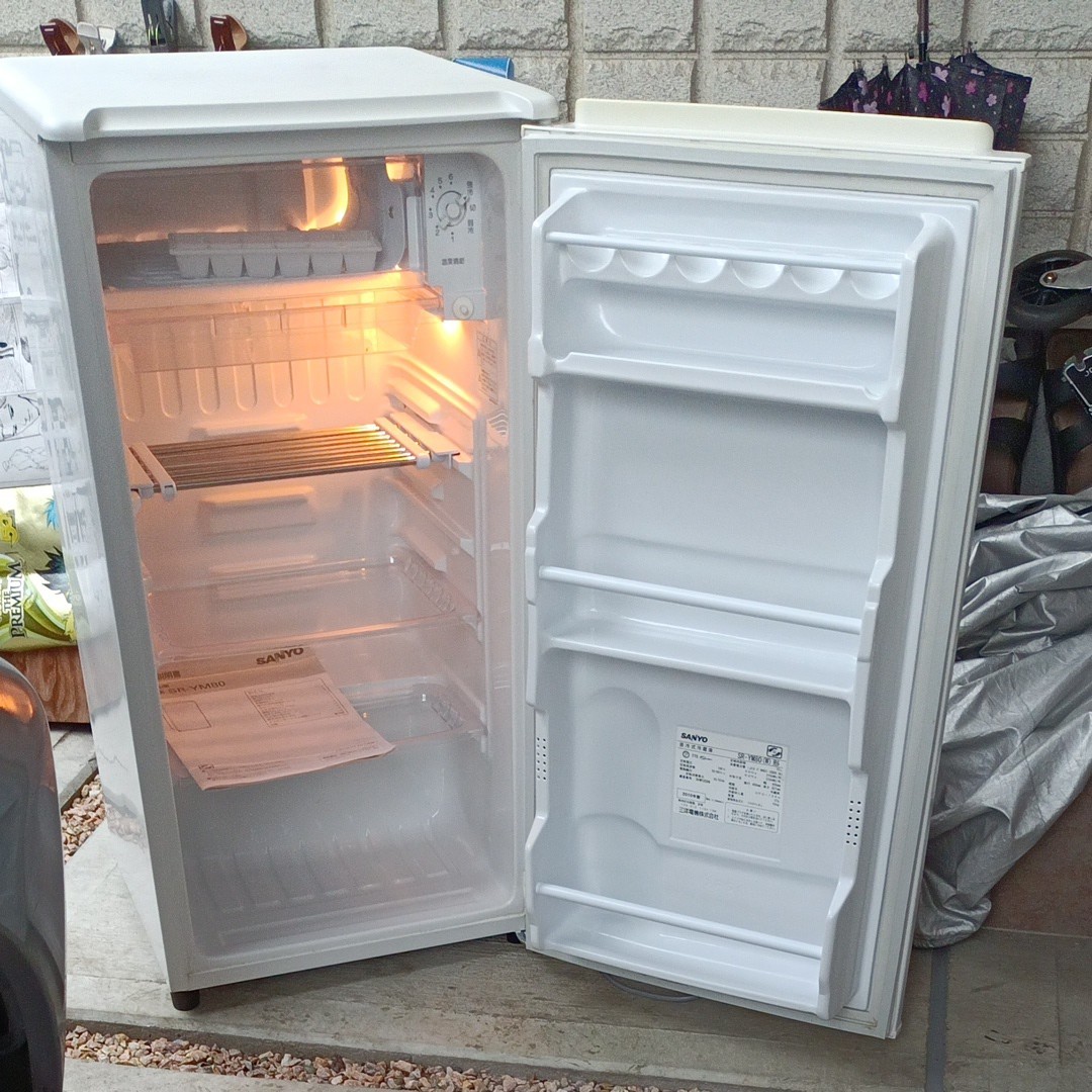 75L 1ドア冷蔵庫　製氷皿有り　三洋電機　SR-YM80 白色 2010年製　動作確認・消毒済　　上部にレンジ置けます耐熱６０℃