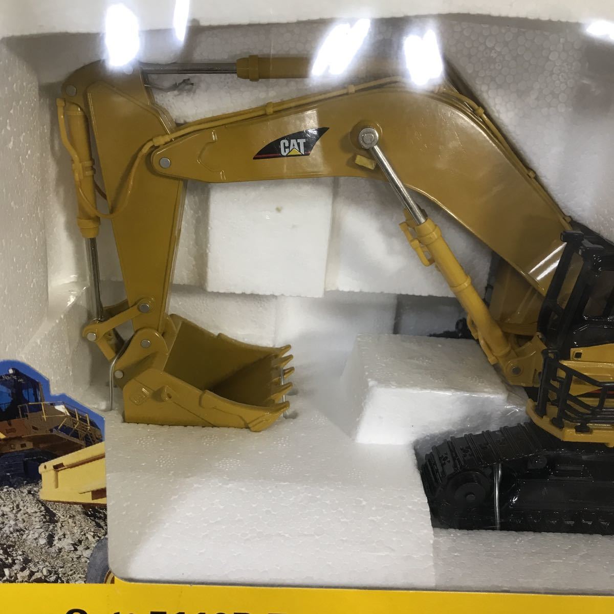 H032 ノースコット CAT 5110B Excavator with Metal Tracks 1:50