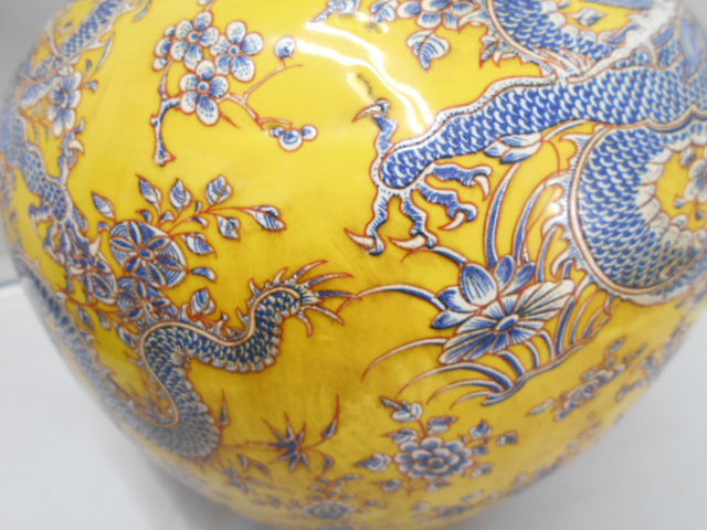 完売】 中国美術 舞龍文瓢箪型瓶 黄釉染付五爪龍瓢型花瓶 乾隆年製