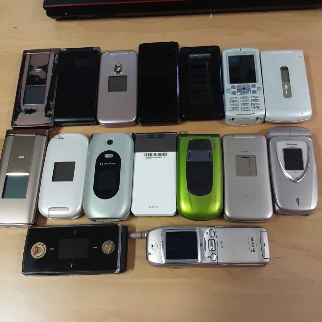 ガラケー 携帯電話 ドコモ SoftBank au １６台まとめ売り の商品詳細 